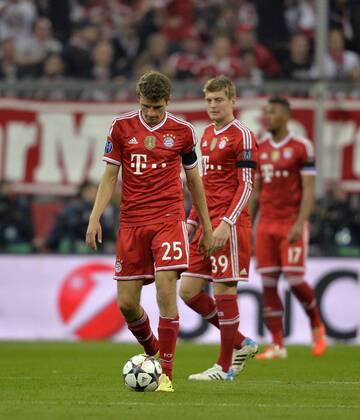 29.04.2014, Fussball Champions League 2013 2014, Halbfinale, Rückspiel, FC Bayern München - Real Madrid, in der Allianz-Arena München. Frustrierte Bayern, v.li: Thomas Müller (München), Toni Kroos (Bayern München), 