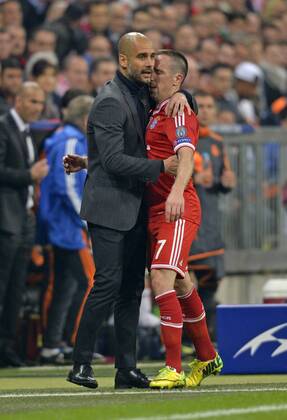29.04.2014, Fussball Champions League 2013 2014, Halbfinale, Rückspiel, FC Bayern München - Real Madrid, in der Allianz-Arena München. Trainer Pep Guardiola (li, Bayern München) wechselt Franck Ribery (München) aus. 