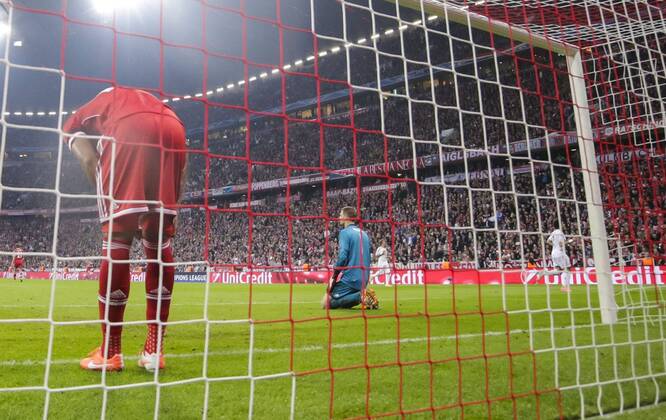 Cristiano RONALDO, Real Madrid 7 Torschuss, schiesst das Tor zum 0-3 gegen Manuel NEUER, FCB 1 Emotionen, enttäuscht, Enttäuschung, Frust, frustriert, verzweifelt, Verzweiflung, Trauer, traurig, am Boden liegend, Hintertorkamera, Tor, Tornetz, Stadion Innenansicht, Froschperspektive, Jerome BOATENG (FCB 17) Emotionen, enttäuscht, Enttäuschung, Frust, frustriert, Trauer ,traurig, verzweifelt, Verzweiflung FC BAYERN München - REAL MADRID (0 - 4) Halbfinale, RÜCKSPIEL Fussball UEFA Champions League, München, 29.04.2014 CL Saison 2013 2014, FCB, München, RM