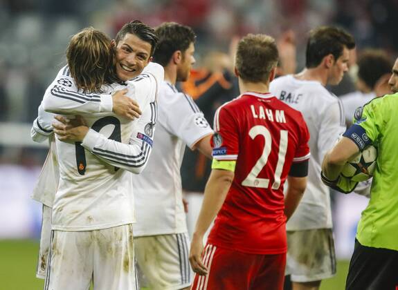 Cristiano RONALDO, Real Madrid 7 Torjubel, Jubel nach dem Tor zum 0-3 mit Luca MODRIC, Real Madrid 19 , Philipp Lahm (FCB 21) Emotionen, enttäuscht, Enttäuschung, Frust, frustriert, Trauer ,traurig, verzweifelt, Verzweiflung FC BAYERN München - REAL MADRID (0 - 4) Halbfinale, RÜCKSPIEL Fussball UEFA Champions League, München, 29.04.2014 CL Saison 2013 2014, FCB, München, RM