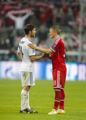 Xabi ALONSO, Real Madrid 14 schüttelt die Hand von Bastian SCHWEINSTEIGER, FCB 31 Emotionen, enttäuscht, Enttäuschung, Frust, frustriert, Trauer ,traurig, verzweifelt, Verzweiflung, gestikuliert und gibt Anweisungen, Aktion, Einzelbild, Gestik, Geste, Handbewegung, zeigen, deuten FC BAYERN München - REAL MADRID (0 - 4) Halbfinale, RÜCKSPIEL Fussball UEFA Champions League, München, 29.04.2014 CL Saison 2013 2014, FCB, München, RM