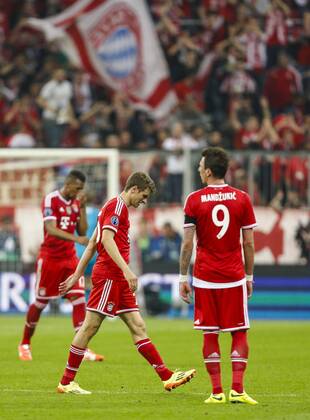 Mario MANDZUKIC, FCB 9 , fcb15 , Jerome BOATENG (FCB 17) , Emotionen, enttäuscht, Enttäuschung, Frust, frustriert, Trauer ,traurig, verzweifelt, Verzweiflung FC BAYERN München - REAL MADRID (0 - 4) Halbfinale, RÜCKSPIEL Fussball UEFA Champions League, München, 29.04.2014 CL Saison 2013 2014, FCB, München, RM