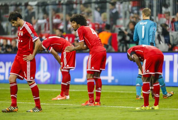 Javi MARTINEZ, FCB 8 , Jerome BOATENG (FCB 17) , DANTE, FCB 4 , David ALABA, FCB 27 , Manuel NEUER, FCB 1 Emotionen, enttäuscht, Enttäuschung, Frust, frustriert, Trauer ,traurig, verzweifelt, Verzweiflung FC BAYERN München - REAL MADRID (0 - 4) Halbfinale, RÜCKSPIEL Fussball UEFA Champions League, München, 29.04.2014 CL Saison 2013 2014, FCB, München, RM