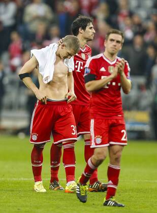 Bastian SCHWEINSTEIGER, FCB 31 Philipp Lahm (FCB 21) Javi MARTINEZ, FCB 8 Emotionen, enttäuscht, Enttäuschung, Frust, frustriert, Trauer ,traurig, verzweifelt, Verzweiflung FC BAYERN München - REAL MADRID 0-4 Halbfinale, RÜCKSPIEL, Fussball UEFA Champions League, Halbfinale, München, 29.04.2014 CL Saison 2013 2014, FCB, München