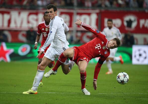 München, Fussball Männer, UEFA Champions League, Saison 2013 2014, Halbfinale Rückspiel, FC Bayern München vs Real Madrid CF 29.04.2014, München Arena München Gareth Bale, Real Madrid, Aktion, Toni Kroos FC Bayern,