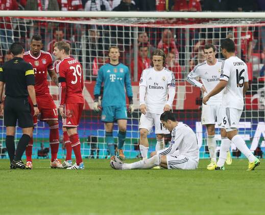 München, Fussball Männer, UEFA Champions League, Saison 2013 2014, Halbfinale Rückspiel, FC Bayern München vs Real Madrid CF 29.04.2014, München Arena München Jerome Boateng, Toni Kroos, Schiedsrichter Pedro Proenca, Cristiano Ronaldo am Boden,