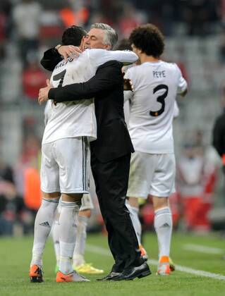 29. April 2014: München, Allianz Arena: Fussball UEFA Champions League: FC Bayern München - Real Madrid: Madrids Trainer Carlo Ancelotti jubelt nach dem Treffer zum 4:0 mit Torschuetze Cristiano Ronaldo.