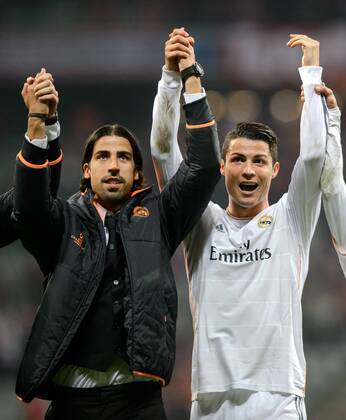 29. April 2014: München, Allianz Arena: Fussball UEFA Champions League: FC Bayern München - Real Madrid: Madrids Cristiano Ronaldo (r) jubelt nach dem Spiel mit Sami Khedira.