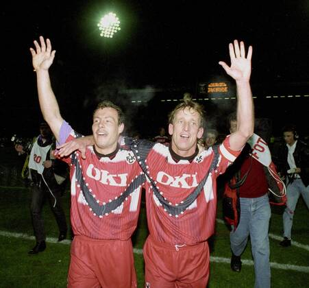 1. FC Kaiserslautern - FC Bayern München 4:0 Axel Roos und Andreas Brehme jubeln nach dem Spiel HM