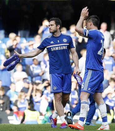 (140504) -- LONDON, May 4, 2014 (Xinhua) -- Frank Lampard (L) and John Terry of Chelsea acknowledge the crowd following the Barclays Premier League match against Norwich at Stamford Bridge Stadium in London, Britain on May 4, 2014. The match ended with a 0-0 draw. (Xinhua Wang Lili) 