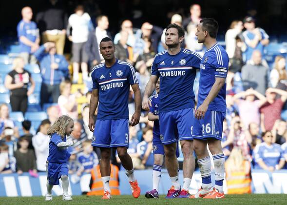LONDON, May 4, 2014 (Xinhua) -- Ashley Cole (L), Frank Lampard (C) and John Terry of Chelsea acknowledge the crowd following the Barclays Premier League match against Norwich at Stamford Bridge Stadium in London, Britain on May 4, 2014. The match ended with a 0-0 draw. (Xinhua Wang Lili) 