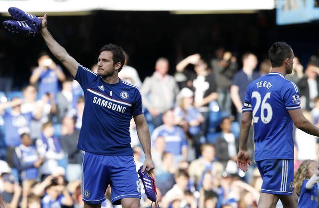 LONDON, May 4, 2014 (Xinhua) -- Frank Lampard (L) and John Terry of Chelsea acknowledge the crowd following the Barclays Premier League match against Norwich at Stamford Bridge Stadium in London, Britain on May 4, 2014. The match ended with a 0-0 draw. (Xinhua Wang Lili) 