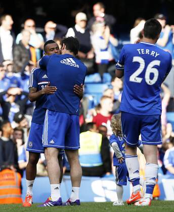 LONDON, May 4, 2014 (Xinhua) -- Ashley Cole (L) of Chelsea hugs with Frank Lampard following the Barclays Premier League match against Norwich at Stamford Bridge Stadium in London, Britain on May 4, 2014. The match ended with a 0-0 draw. (Xinhua Wang Lili) 