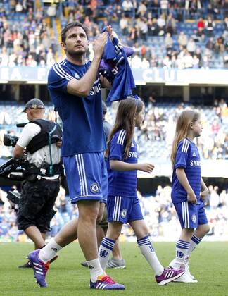 Frank Lampard (L) of Chelsea acknowledges the crowd with his daughters following the Barclays Premier League match against Norwich at Stamford Bridge Stadium in London, Chelsea FC vs Norwich City, Britain on May 4, 2014. The match ended with a 0-0 draw. (Xinhua Wang Lili) 