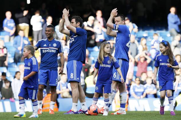 Ashley Cole (L), Frank Lampard (C) and John Terry of Chelsea acknowledge the crowd following the Barclays Premier League match against Norwich at Stamford Bridge Stadium in London, Chelsea FC vs Norwich City, Britain on May 4, 2014. The match ended with a 0-0 draw. (Xinhua Wang Lili) 