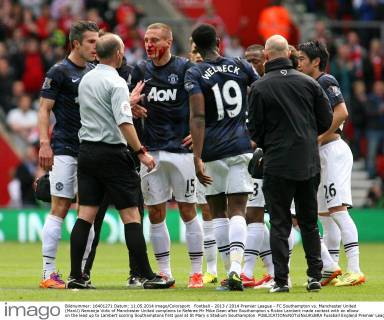 Football - 2013 2014 Premier League - FC Southampton vs. Manchester United (ManU) Nemanja Vidic of Manchester United complains to Referee Mr Mike Dean after Southampton s Rickie Lambert made contact with an elbow on the lead up to Lambert scoring Southamptons first goal at St Mary s Stadium Southampton 