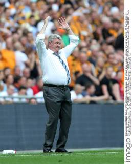 Hull s Steve Bruce looks on dejected Arsenal vs Hull City- FA Cup Final 2014 - Wembley Stadium - London - UK - 17 05 2014 - Pic David Klein Sportimage EDITORIAL USE ONLY. No use with unauthorised audio, video, data, fixture lists, club league logos or live services. Online in-match use limited to 120 images, no video emulation. No use in betting, games or single club league player publications.