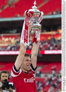17.05.2014. Wembley, England. Arsenal defender Per MERTESACKER poses with the trophy at the end of the FA Cup with Budweiser Final at Wembley Stadium. xCraigxMercerx  ActionPlus20193589