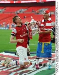 Football - 2014 FA Cup Final - Arsenal. Arsenal s Per Mertesacker and Santi Cazorla celebrate with the trophy at Wembley. COLORSPORT ANDREW COWIE 