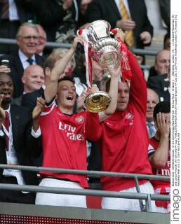 FA Cup Final - Arsenal v . . Wembley, London, UK . . 17.05.2014 Mesut Özil (A) and Lukas Podolski (A) with the FA Cup. 