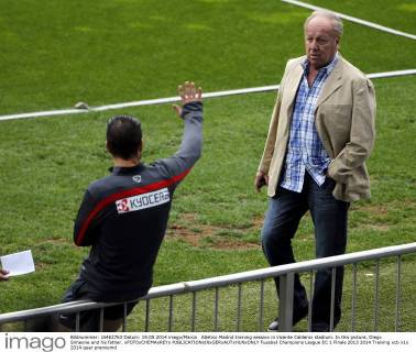 Atletico Madrid training session in Vicente Calderon stadium. In this picture, Diego Simeone and his father. xFOTOxCHEMAxREYx 