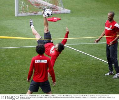 Atletico Madrid training session in Vicente Calderon stadium. In this picture, Diego Ribas in action. xFOTOxCHEMAxREYx 