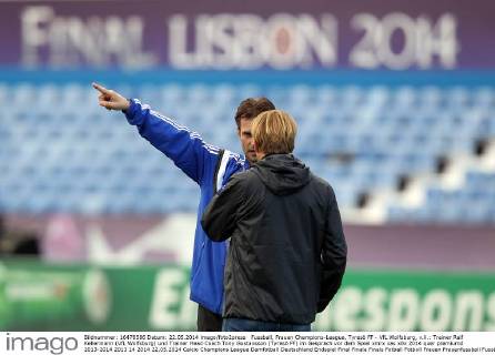 Fussball, Frauen Champions-League, Tyresö FF - VfL Wolfsburg, v.li.: Trainer Ralf Kellermann (VfL Wolfsburg) und Trainer Head Coach Tony Gustavsson (Tyresö FF) im Gespräch vor dem Spiel xmrx