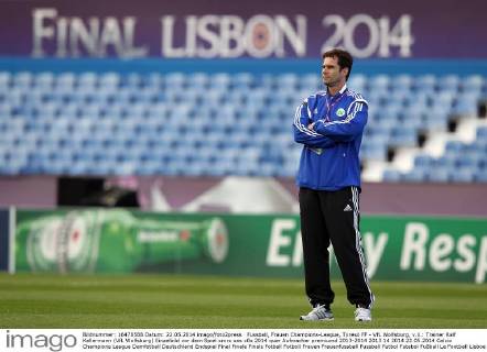 Fussball, Frauen Champions-League, Tyresö FF - VfL Wolfsburg, v.li.: Trainer Ralf Kellermann (VfL Wolfsburg) Einzelbild vor dem Spiel xmrx