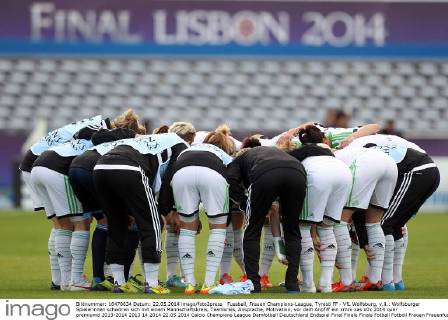Fussball, Frauen Champions-League, Tyresö FF - VfL Wolfsburg, v.li.: Wolfsburger Spielerinnen schwören sich mit einem Mannschaftskreis, Teamkreis, Ansprache, Motivation, vor dem Anpfiff ein xmrx