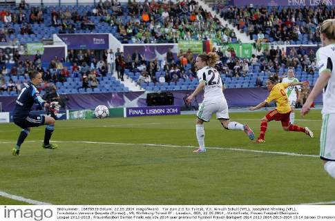 Tor zum 2:0 für Tyresö, V.li. Almuth Schult (VFL), Josephine Henning (VFL), Torschützin Veronica Boquete (Tyresö) . VfL Wolfsburg-Tyresö FF . Lissabon, GER, 22.05.2014 , Viertelfinale, Frauen Fussball-Champions League 2012-2013 .