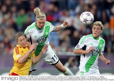 Fussball, Frauen Champions-League, Tyresö FF - VfL Wolfsburg, v.li.: Meghan Klingenberg (Tyresö FF), Alexandra Popp (VfL Wolfsburg) und Luisa Wensing (VfL Wolfsburg) Kopfball, header xmrx