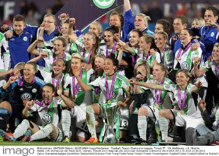 Fussball, Frauen Champions-League, Tyresö FF - VfL Wolfsburg, v.li.: Nadine Keßler (VfL Wolfsburg) mit Pokal lacht, Lächeln, Freude xmrx