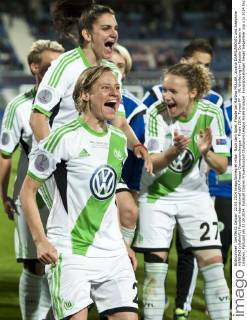 Nach dem Spiel: Freude bei Martina MÜLLER, Jovana DAMNJANOVIC und Josephine HENNING (vl alleVfL) Fussball international UEFA Frauen Championsleague - Finale 2014: Tyresö FF - VfL Wolfsburg im Estadio Do Restelo in Lissabon, Portugal am 22.05.2014,