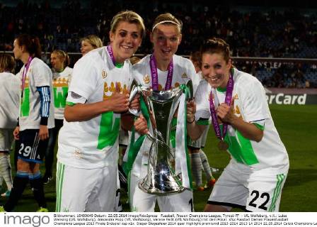 Fussball, Frauen Champions-League, Tyresö FF - VfL Wolfsburg, v.li.: Luisa Wensing (VfL Wolfsburg), Alexandra Popp (VfL Wolfsburg), Verena Faißt (VfL Wolfsburg) mit dem Pokal. xfsx