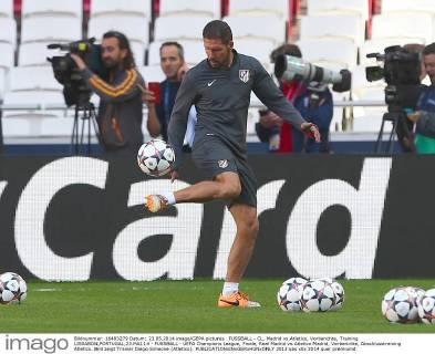 FUSSBALL - CL, Madrid vs Atletico, Vorberichte, Training LISSABON,PORTUGAL,23.MAI.14 - FUSSBALL - UEFA Champions League, Finale, Real Madrid vs Atletico Madrid, Vorberichte, Abschlusstraining Atletico. Bild zeigt Trainer Diego Simeone (Atletico). 