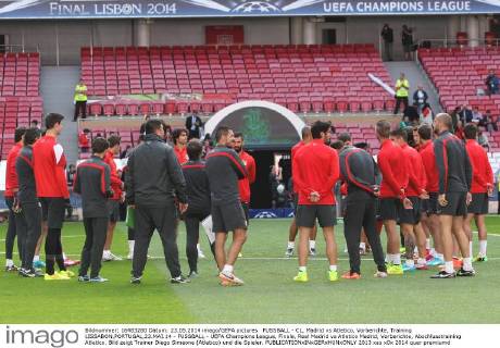 FUSSBALL - CL, Madrid vs Atletico, Vorberichte, Training LISSABON,PORTUGAL,23.MAI.14 - FUSSBALL - UEFA Champions League, Finale, Real Madrid vs Atletico Madrid, Vorberichte, Abschlusstraining Atletico. Bild zeigt Trainer Diego Simeone (Atletico) und die Spieler. 