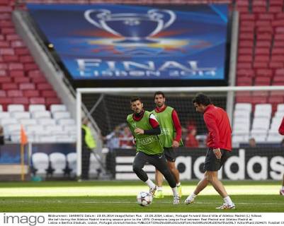 23.05.2014, Lisbon, Portugal Forward David Villa of Atletico Madrid (L) follows the ball during the Atletico Madrid training session prior to the UEFA Champions League final between Real Madrid and Atletico Madrid at Lisboa e Benfica Stadium, Lisbon, Portugal xIvanxArlandisx  ActionPlus11524671