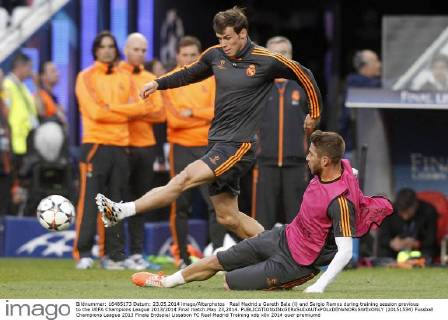 Real Madrid s Gareth Bale (l) and Sergio Ramos during training session previous to the UEFA Champions League 2013 2014 Final match.May 23,2014.  (20151534)