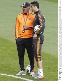 Real Madrid s coach Carlo Ancelotti (l) and Cristiano Ronaldo during training session previous to the UEFA Champions League 2013 2014 Final match.May 23,2014.  (20151542)