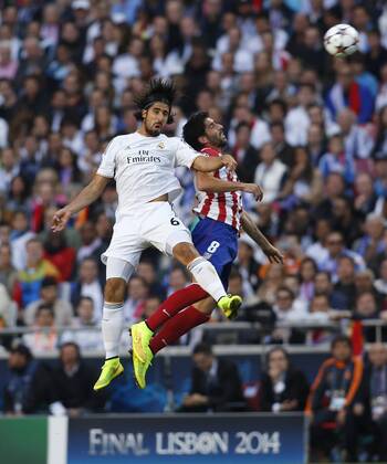 Sami Khedira (Real Madrid CF 6) going for a header against Raul Garcia (Atletico Madrid 8) during the final of the Champions league between Real Madrid and Atletico Madrid, Estadio da Luz in Lisbon on May 24., 2014. Real Madrid gegen Atletico Madrid im Finale der Champions League, Saison 2013 2014 am 24. Mai 2014.