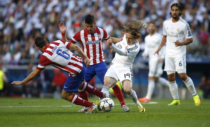 Luka Modric (Real Madrid CF 19) tackling against Koke (Atletico Madrid 6) and David Villa (Atletico Madrid 9) during the final of the Champions league between Real Madrid and Atletico Madrid, Estadio da Luz in Lisbon on May 24., 2014. Real Madrid gegen Atletico Madrid im Finale der Champions League, Saison 2013 2014 am 24. Mai 2014.