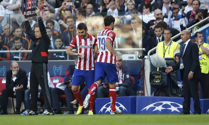Substitution between Diego Costa (Atletico Madrid 19) und Adrian Lopez (Atletico Madrid 7) during the final of the Champions league between Real Madrid and Atletico Madrid, Estadio da Luz in Lisbon on May 24., 2014. Real Madrid gegen Atletico Madrid im Finale der Champions League, Saison 2013 2014 am 24. Mai 2014.