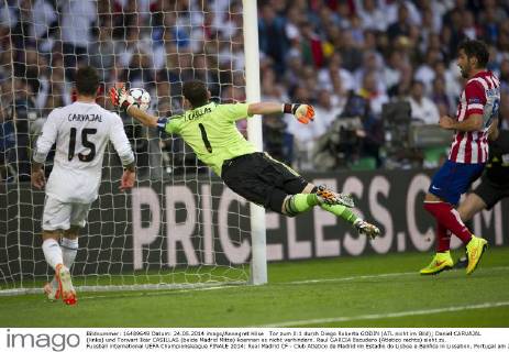 Tor zum 0:1 durch Diego Roberto GODIN (ATL nicht im Bild); Daniel CARVAJAL (links) und Torwart Iker CASILLAS (beide Madrid Mitte) koennen es nicht verhindern. Raul GARCIA Escudero (Atletico rechts) sieht zu. Fussball international UEFA Championsleague FINALE 2014: Real Madrid CF - Club Atletico de Madrid im Estadio do Lisboa e Benfica in Lissabon, Portugal am 24.05.2014,