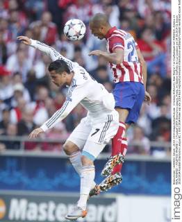 Cristiano RONALDO, Real Madrid 7 im Kopfballduell mit MIRANDA, Atletico 23 REAL MADRID - ATLETICO MADRID ( - ) Fussball UEFA Champions League, Finale, im Stadion EstÃ¡dio da Luz Lissabon am 24.05.2014 CL Saison 2013 2014