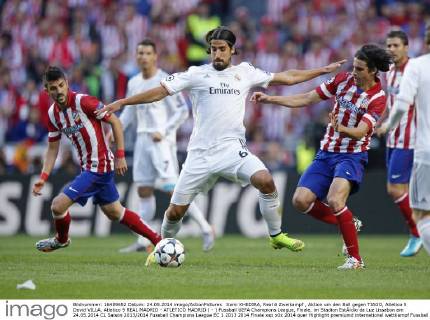 Sami KHEDIRA, Real 6 Zweikampf , Aktion um den Ball gegen TIAGO, Atletico 5 David VILLA, Atletico 9 REAL MADRID - ATLETICO MADRID ( - ) Fussball UEFA Champions League, Finale, im Stadion EstÃ¡dio da Luz Lissabon am 24.05.2014 CL Saison 2013 2014