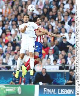 FUSSBALL - CL, Madrid vs Atletico LISSABON,PORTUGAL,24.MAI.14 - FUSSBALL - UEFA Champions League, Finale, Real Madrid vs Atletico Madrid. Bild zeigt Sami Khedira (Madrid) und Raul Garcia (Atletico). 