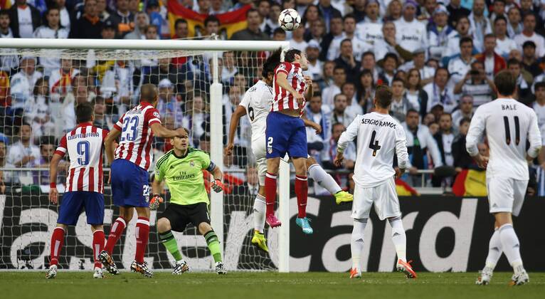 Diego Godin (Atletico Madrid 2) scoring a goal with a header for the 1:0 lead against Madrids Sami Khedira and over goalkeeper Iker Casillas during the final of the Champions league between Real Madrid and Atletico Madrid, Estadio da Luz in Lisbon on May 24., 2014. Real Madrid gegen Atletico Madrid im Finale der Champions League, Saison 2013 2014 am 24. Mai 2014.