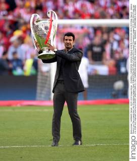FUSSBALL CHAMPIONS LEAGUE FINALE SAISON 2013 2014 24.05.2013 Real Madrid - Atletico Madrid Luis Figo praesentiert den Champions-League Pokal 