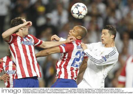 Cristiano RONALDO, Real Madrid 7 im Kopfballduell mit GODIN, Atletico 2 MIRANDA, Atletico 23 REAL MADRID - ATLETICO MADRID ( - ) Fussball UEFA Champions League, Finale, im Stadion EstÃ¡dio da Luz Lissabon am 24.05.2014 CL Saison 2013 2014
