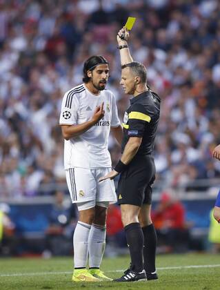 Referee Bjoern Kuipers showing Sami Khedira (Real Madrid CF 6) yellow card during the final of the Champions league between Real Madrid and Atletico Madrid, Estadio da Luz in Lisbon on May 24., 2014. Real Madrid gegen Atletico Madrid im Finale der Champions League, Saison 2013 2014 am 24. Mai 2014.